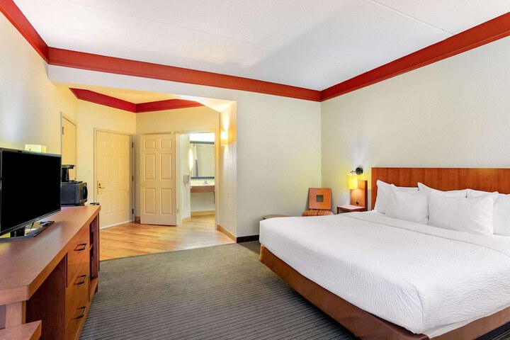 1 King Bed Deluxe Room (11 of 16)