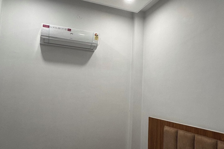 Room 3 of 10