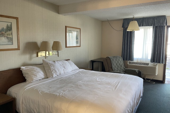 1 King Bed (2 of 7)