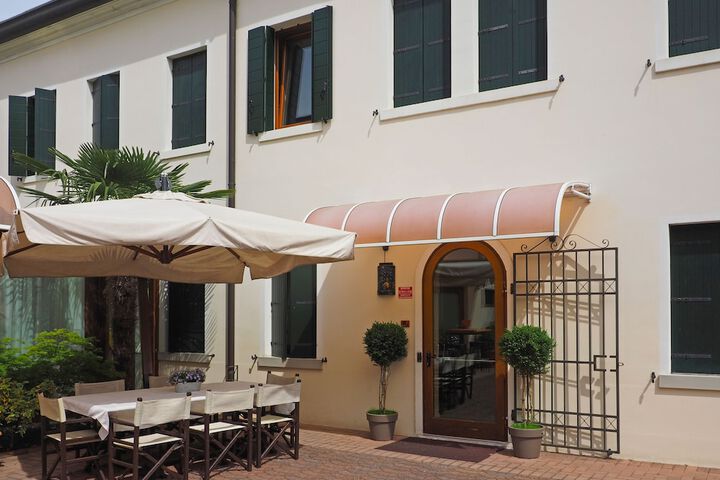 Hotel Exterior 33 of 37
