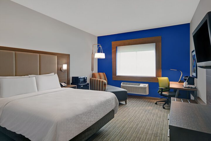 1 King Bed (4 of 11)