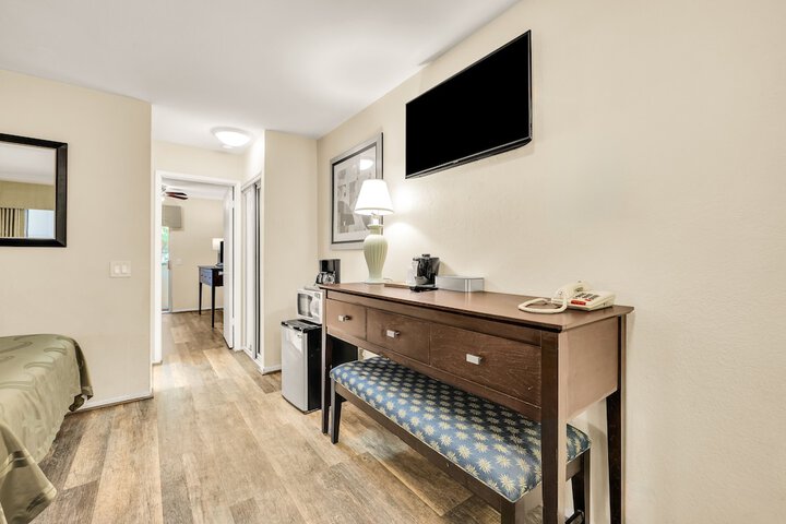 1 Queen Bed (17 of 18)