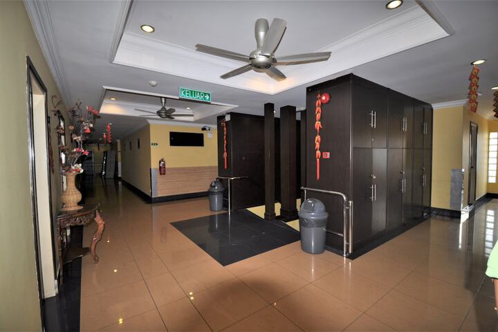 Ballroom/Hall 29 of 30