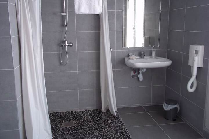 Room 10 of 16