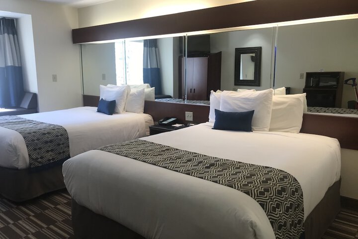 1 Queen Bed Accessible Room (53 of 54)