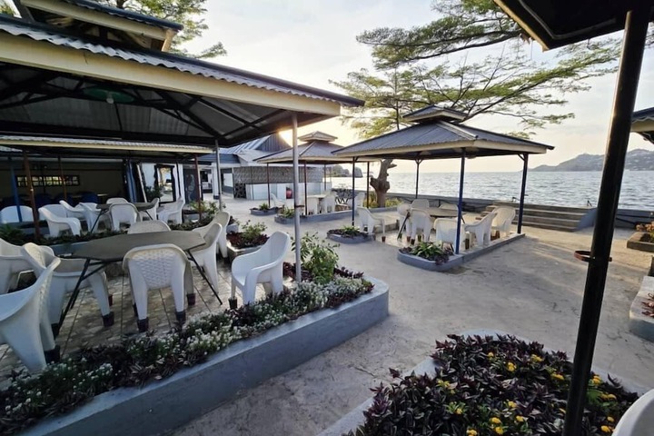 Dining 32 of 40