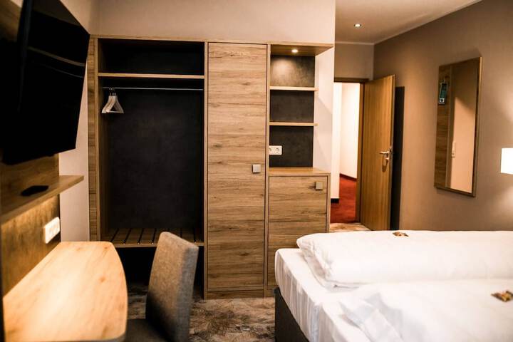 Room 7 of 27