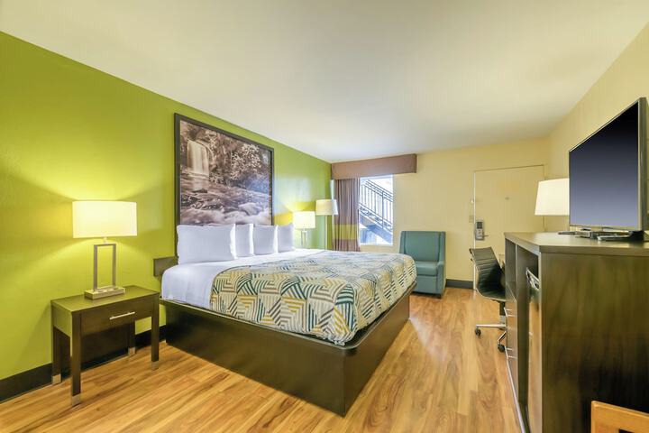 1 Queen Bed (8 of 8)