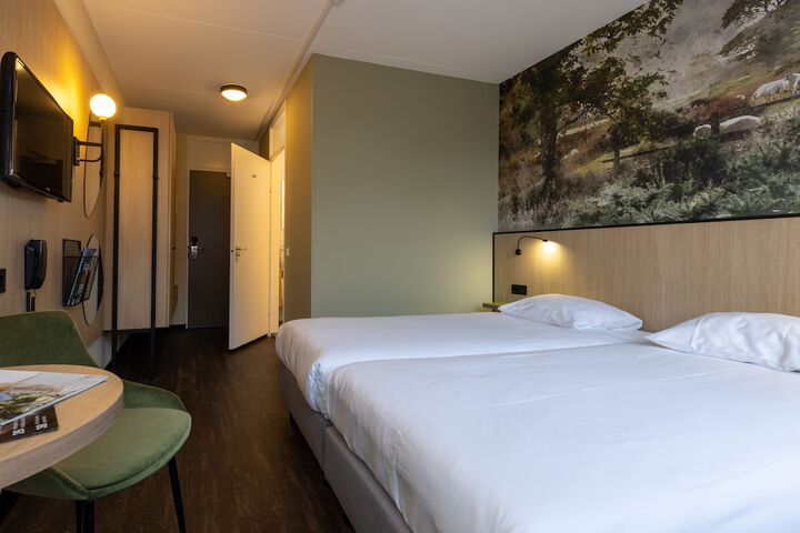 Room 11 of 40