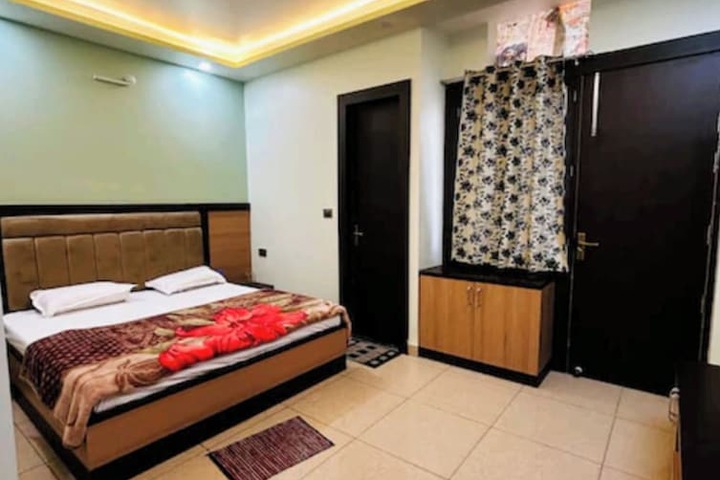 Room 10 of 12