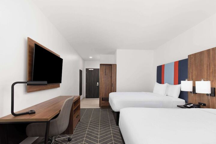 2 Queen Beds (5 of 7)