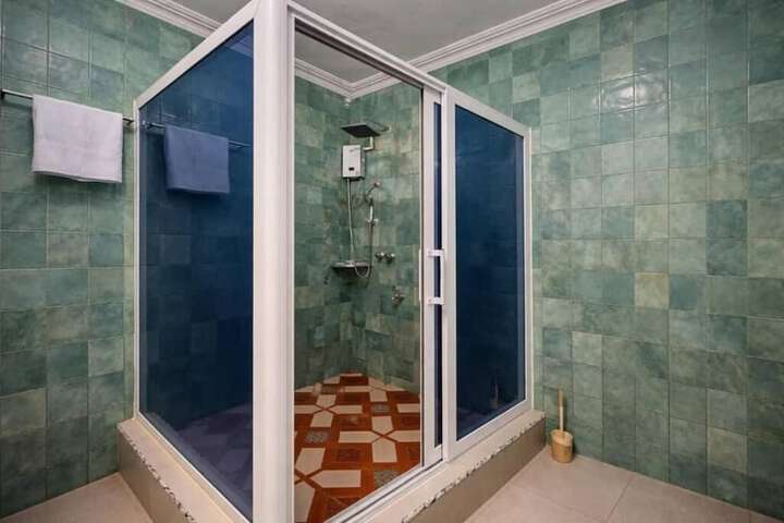 Room 10 of 16