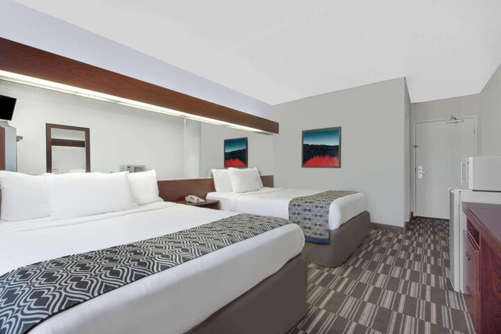 1 Queen Bed (13 of 19)