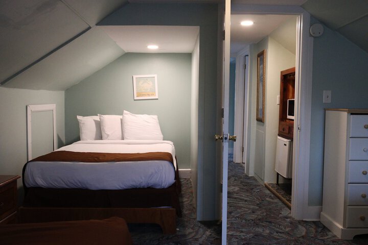 Room 4 of 83