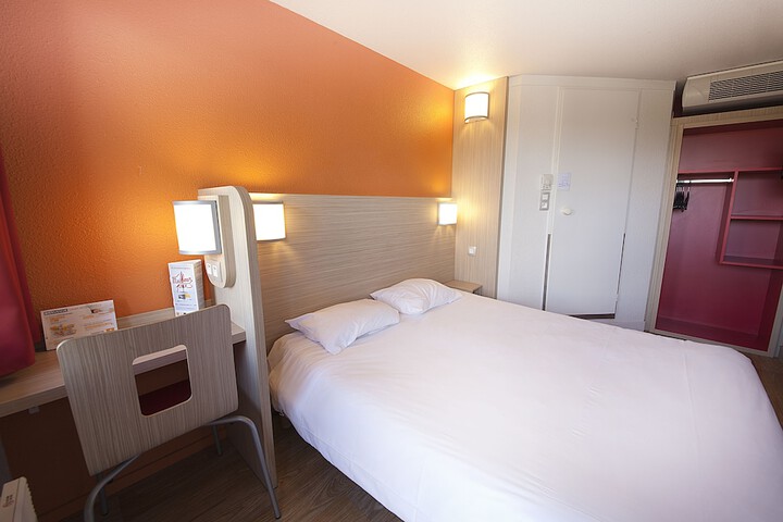 Room 4 of 61