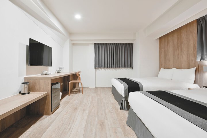 Room 13 of 18