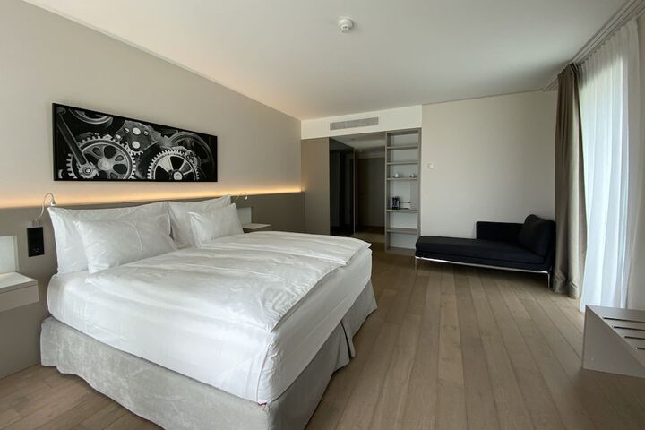 Room 26 of 100