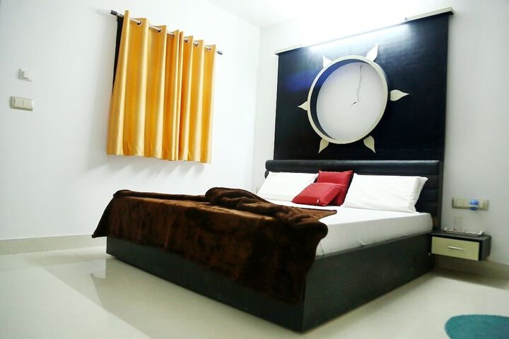 Room 8 of 16