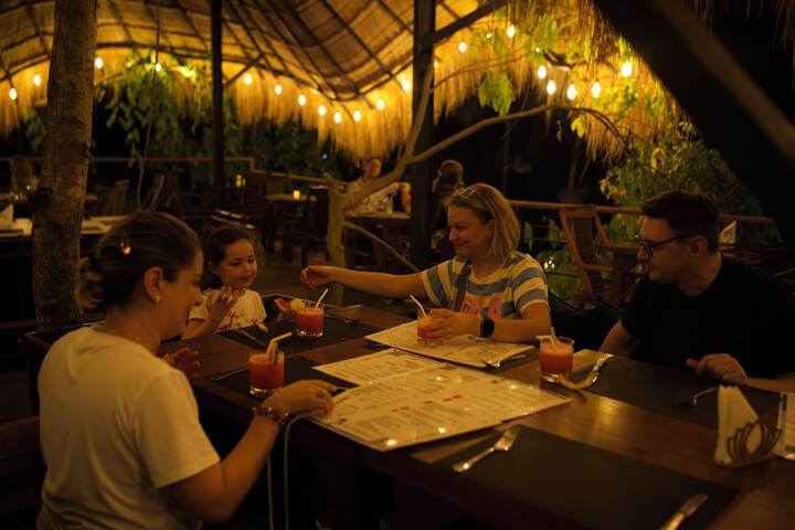 Dining 32 of 38