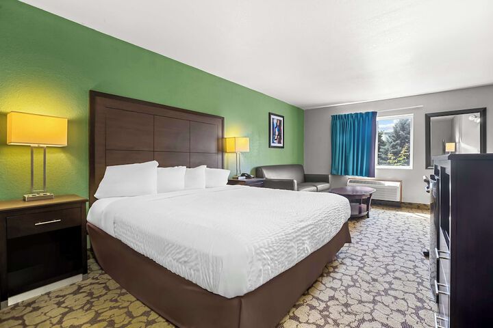 1 King Bed Microwave and Refrigerator Flat Screen Television High Speed Internet Accessible Coffee Maker Iron and Ironing Board Full Breakfast (9 of 12)