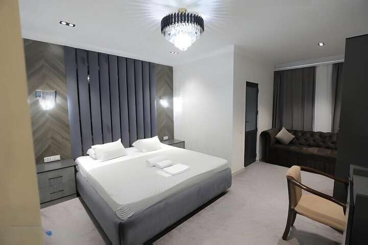 Room 12 of 19