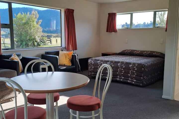 Room 2 of 65