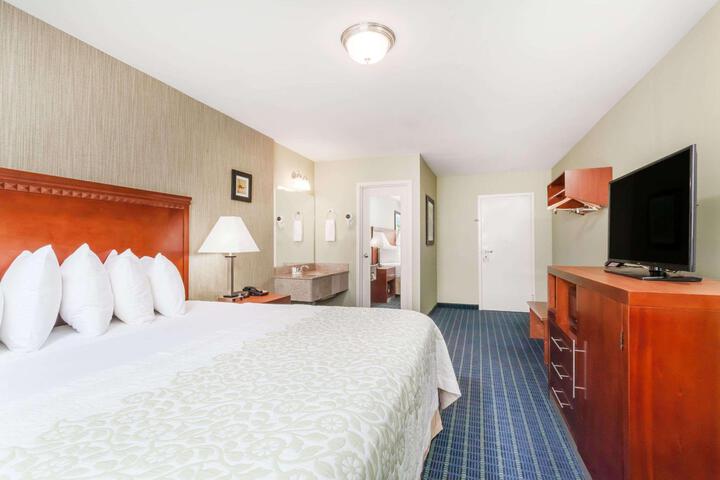 Business King Bed (4 of 8)