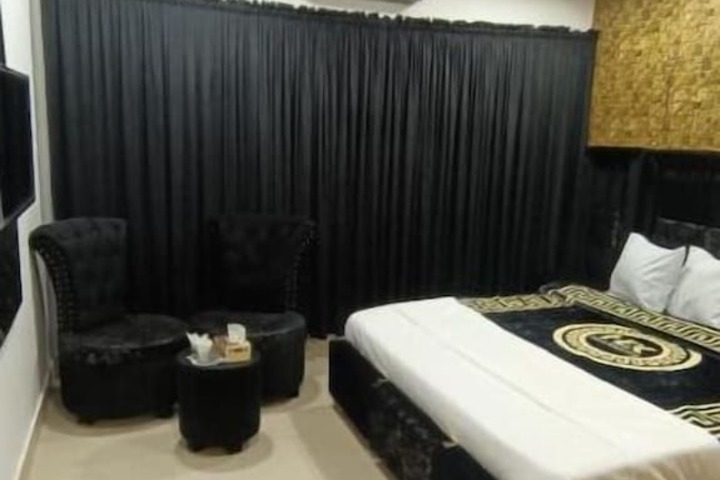 Room 8 of 34