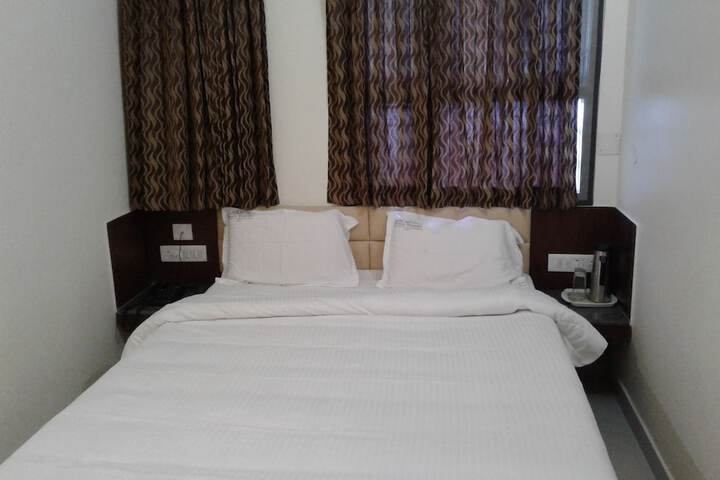 Room 5 of 12