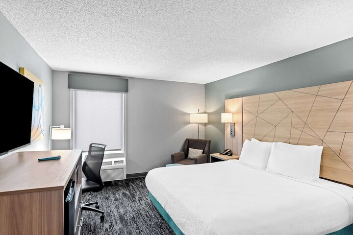 1 King Accessible Comm Assist Roll in Shower Microwave, Refrigerator WiFi Full Breakfast (8 of 9)