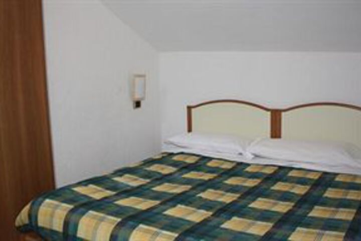 Room 8 of 17