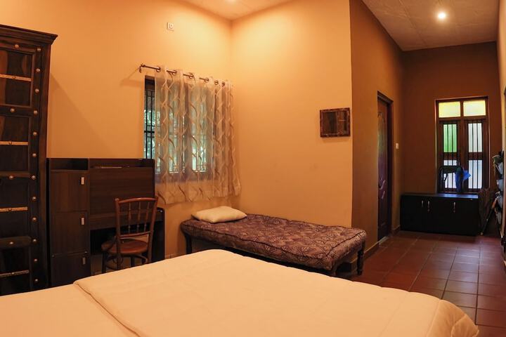 Room 4 of 12