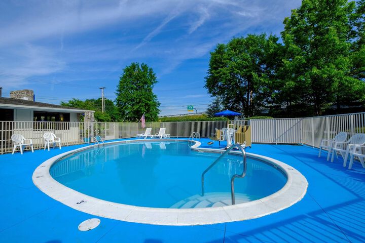 Indoor/outdoor pool