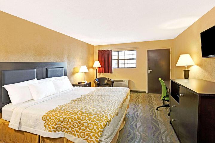 1 King Bed (3 of 6)