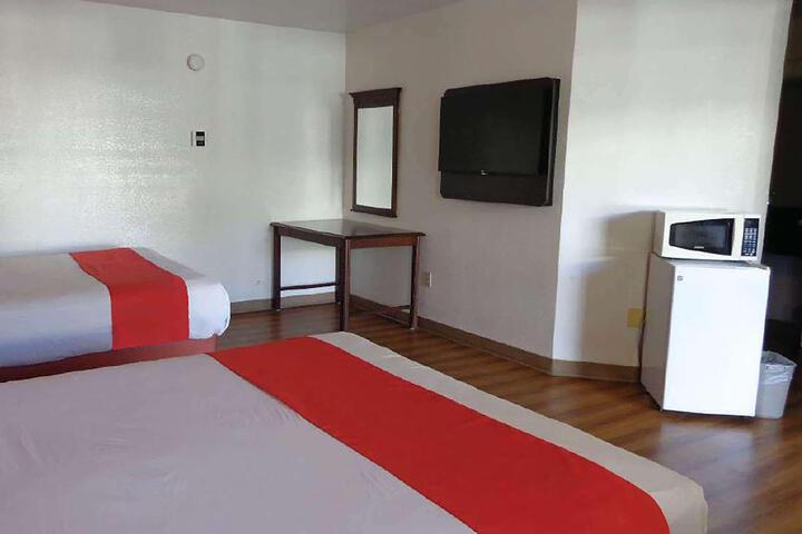 1 King Bed (6 of 20)