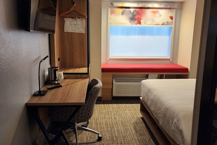 1 Queen Bed Smart TV Work Desk Refrigerator Full Breakfast (1 of 32)