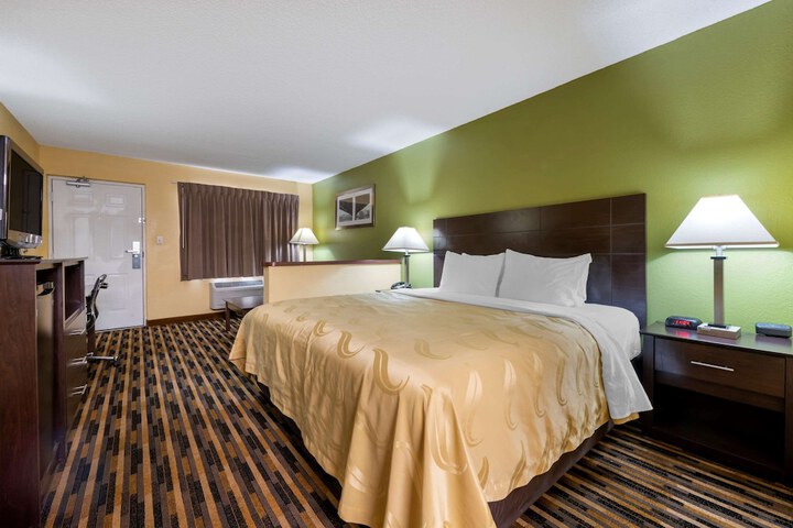 1 King Bed (18 of 19)
