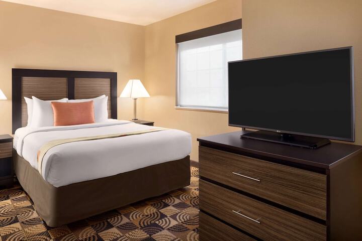 1 Queen Bed Studio Suite (3 of 7)
