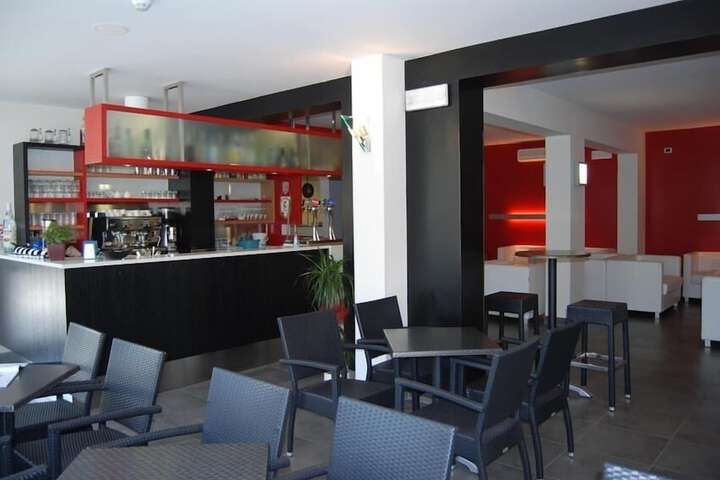 Lounge 34 of 39