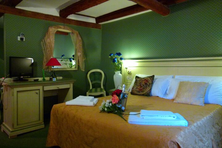 Room 5 of 96