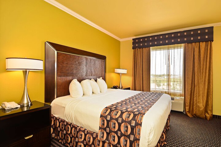 1 King Bed (2 of 10)