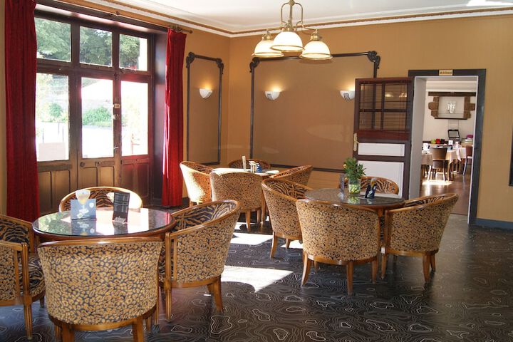 Lounge 38 of 50