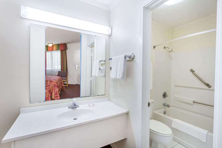 Guest room bath