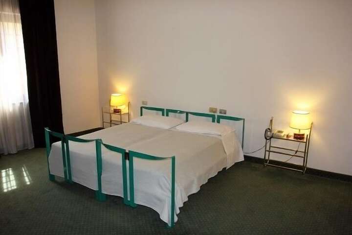 Room 17 of 44