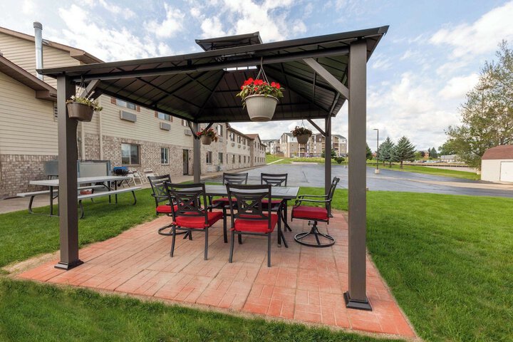 Hotel Exterior 43 of 44