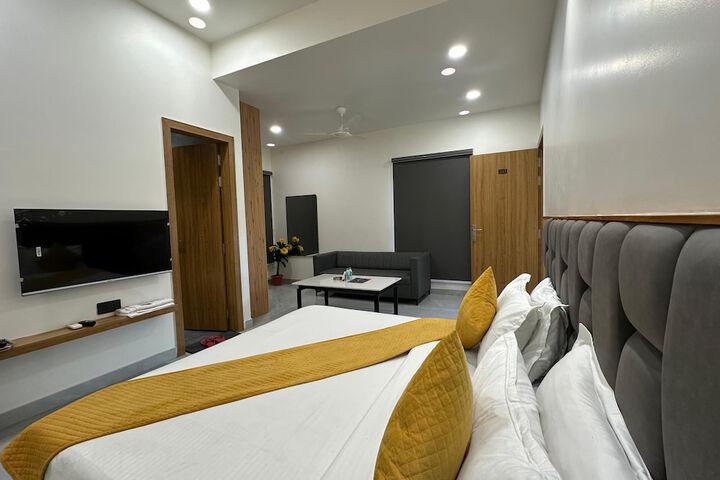 Room 3 of 8