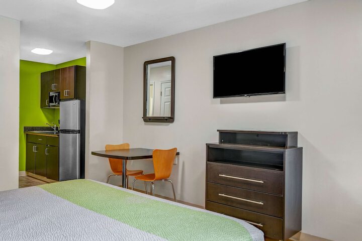 1 King Bed (4 of 5)