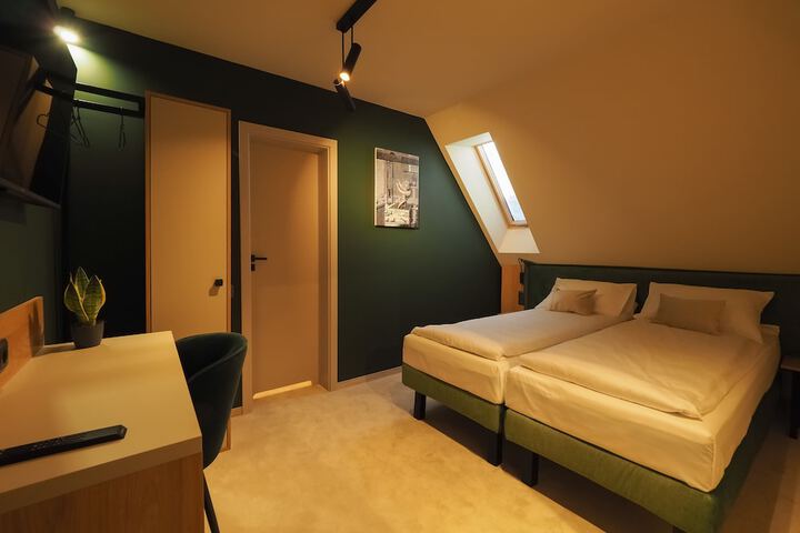 Room 17 of 74