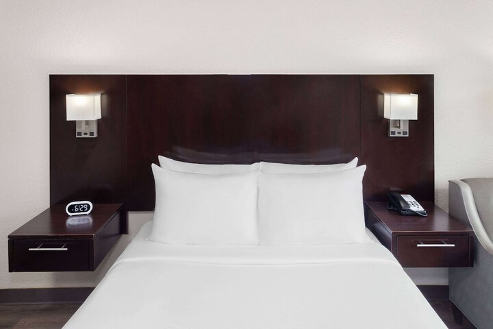 1 King Bed (9 of 12)