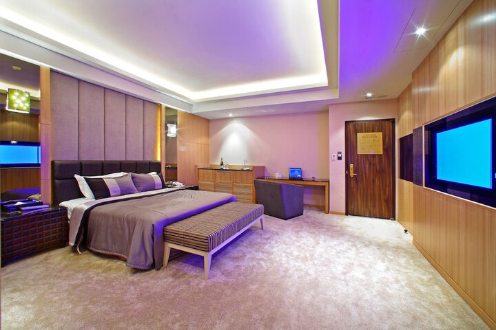 Room 12 of 32